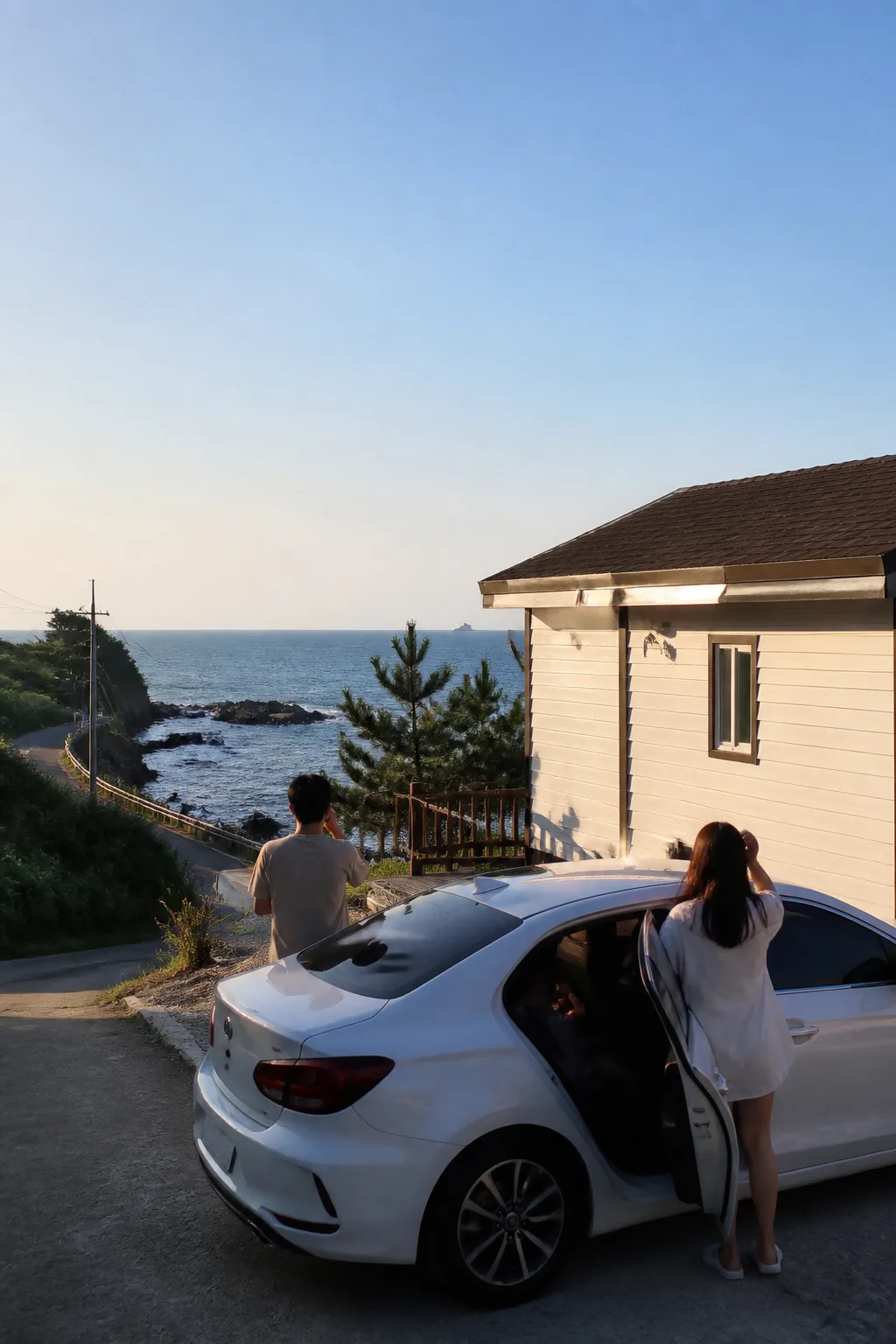 삼척 해안도로와 펜션 주차장에서 여행을 준비하는 자차 여행객 모습